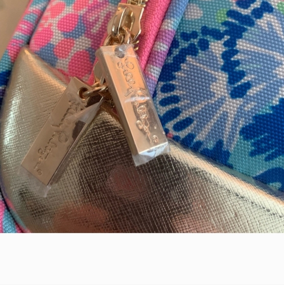 NWT Lilly Pulitzer Carry On Luggage.
It's the Splendor in the Sand print! - Picture 5 of 8